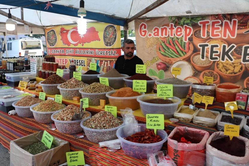 Yöresel lezzetleri tanıtmak için 8 yıldır Türkiyeyi karış karış geziyorlar
