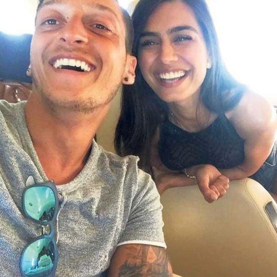 Mesut Özile eşi Amine Gülşeden izin çıkmadı