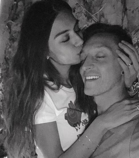Mesut Özile eşi Amine Gülşeden izin çıkmadı
