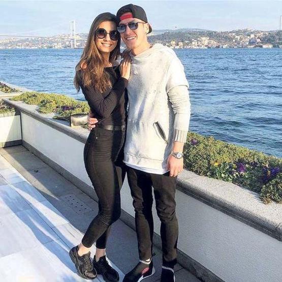 Mesut Özile eşi Amine Gülşeden izin çıkmadı