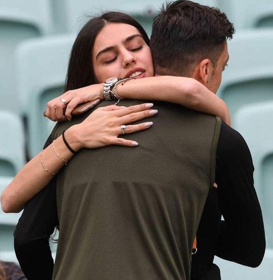 Mesut Özile eşi Amine Gülşeden izin çıkmadı