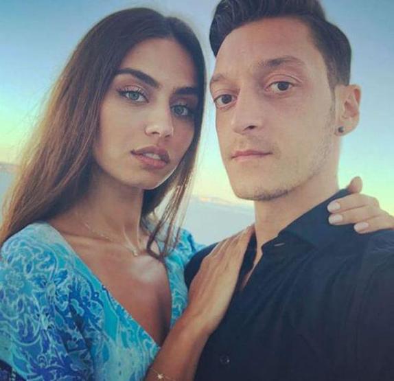 Mesut Özile eşi Amine Gülşeden izin çıkmadı