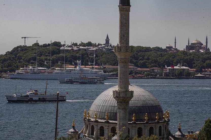 Dünyanın en büyük yelkenli kruvaziyer gemilerinden biri İstanbula demirledi