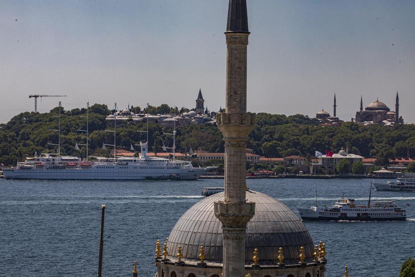 Dünyanın en büyük yelkenli kruvaziyer gemilerinden biri İstanbula demirledi