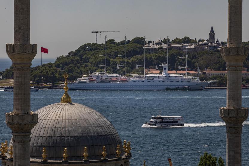 Dünyanın en büyük yelkenli kruvaziyer gemilerinden biri İstanbula demirledi