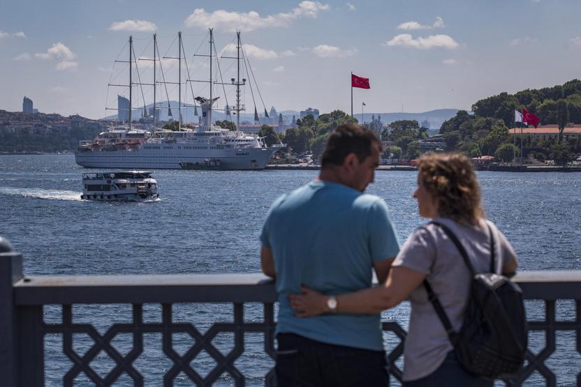 Dünyanın en büyük yelkenli kruvaziyer gemilerinden biri İstanbula demirledi