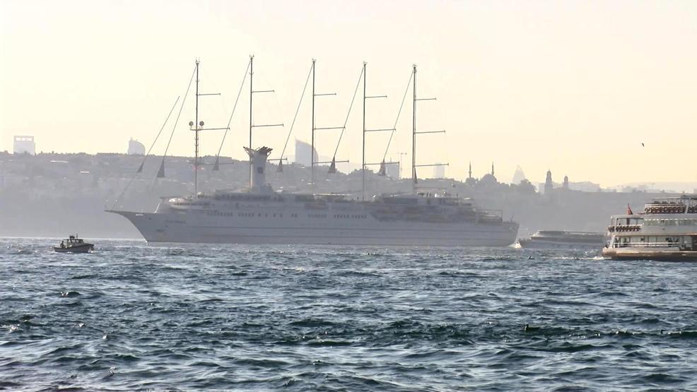 Dünyanın en büyük yelkenli kruvaziyer gemilerinden biri İstanbula demirledi