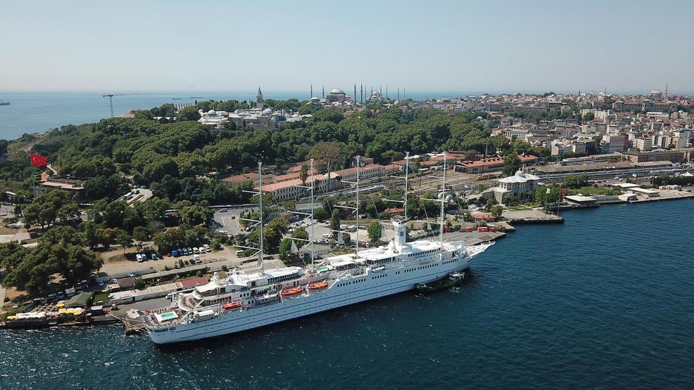 Dünyanın en büyük yelkenli kruvaziyer gemilerinden biri İstanbula demirledi