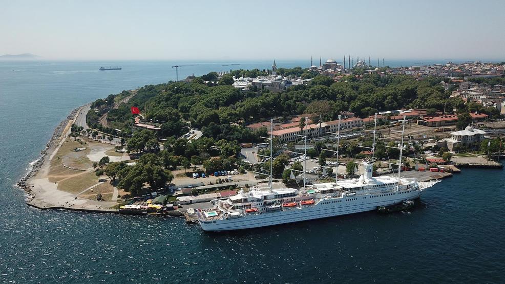 Dünyanın en büyük yelkenli kruvaziyer gemilerinden biri İstanbula demirledi