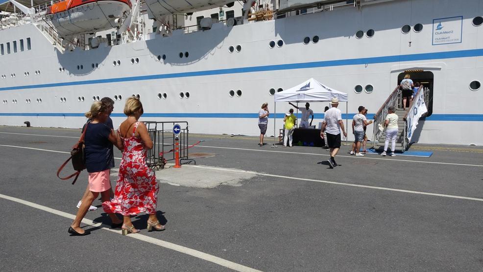 Dünyanın en büyük yelkenli kruvaziyer gemilerinden biri İstanbula demirledi
