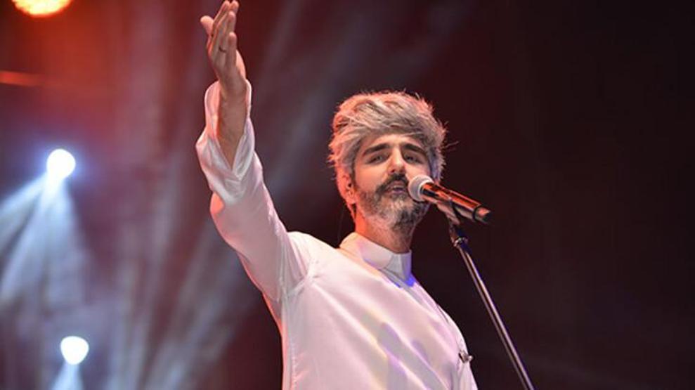 Kendisi de gülmüş