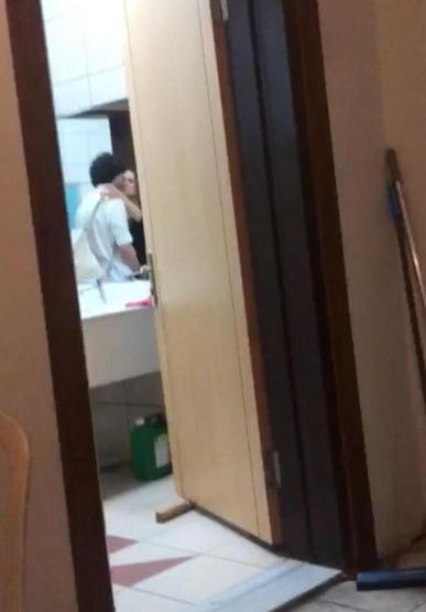 Sevgilisini öpmeye doyamadı