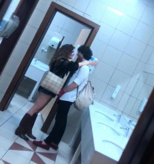 Sevgilisini öpmeye doyamadı