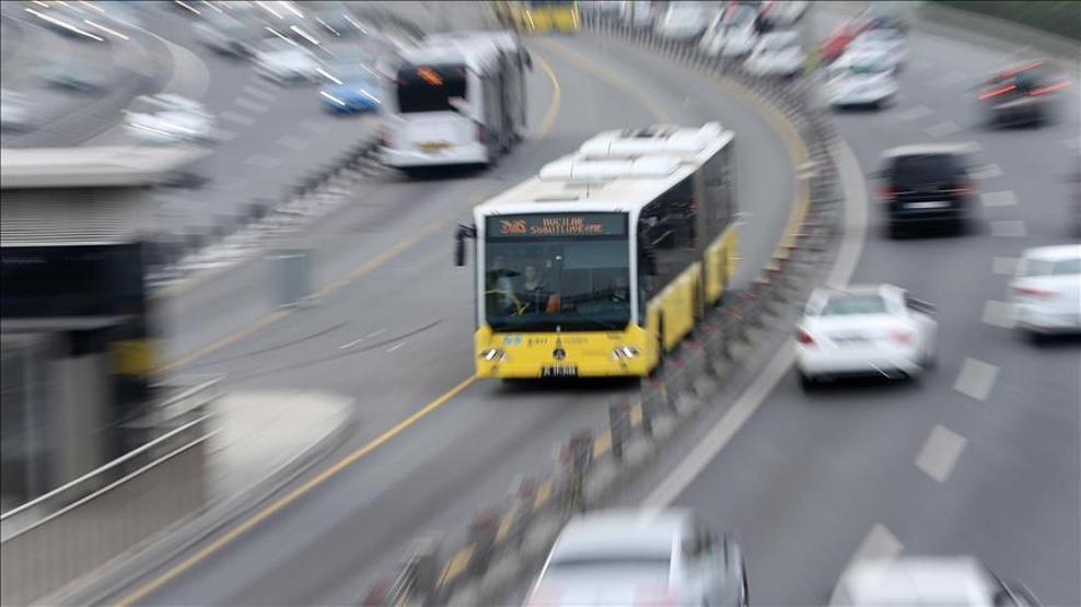 Metrobüste iğrenç olay Çığlık atarak elinden kurtuldu