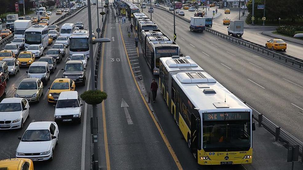 Metrobüste iğrenç olay Çığlık atarak elinden kurtuldu