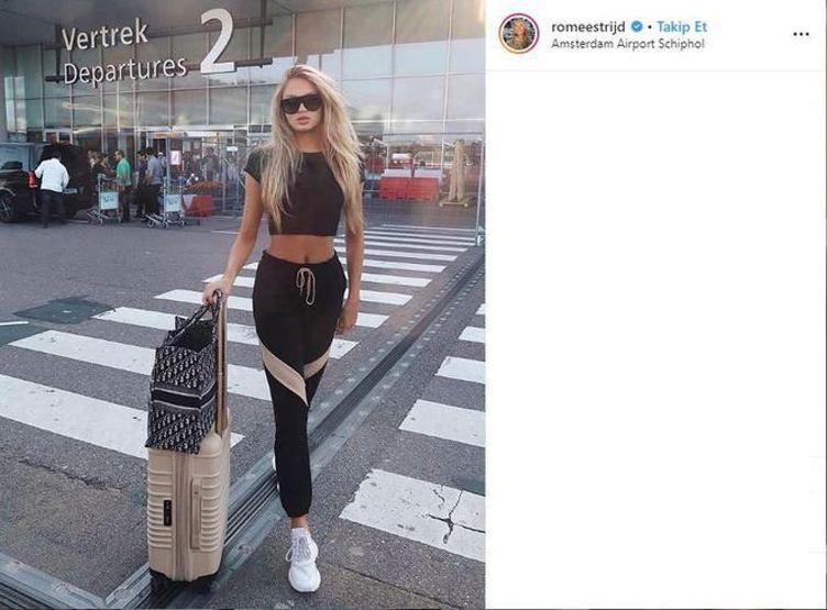 Yazı çok seviyorum diyerek poz verdi...