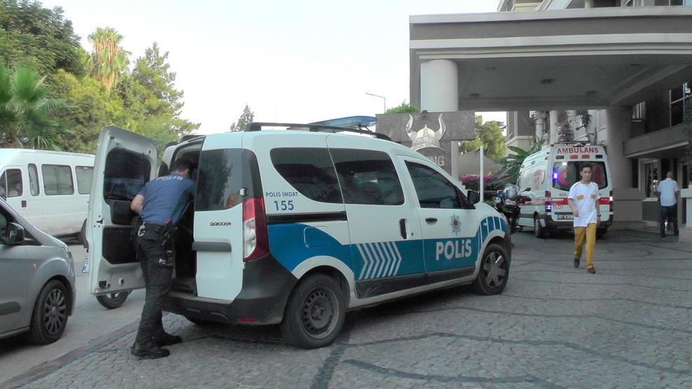 Balayındaki Kazak turist, beton zemine düştü