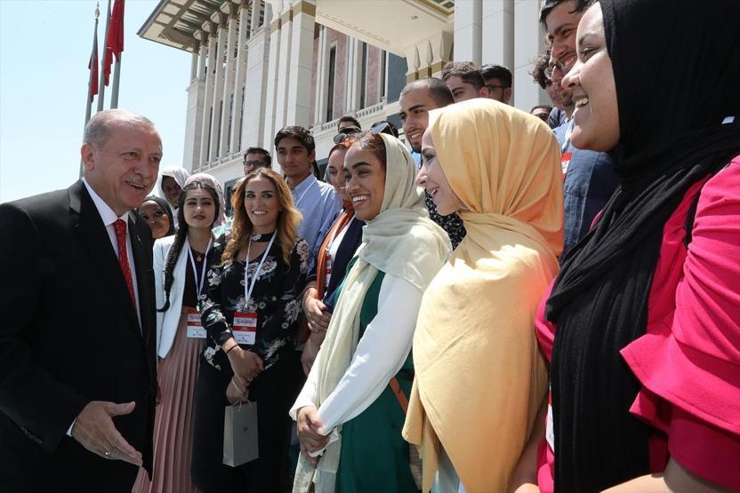 Cumhurbaşkanı Erdoğan Amerikalı ve Kanadalı öğrencileri kabul etti