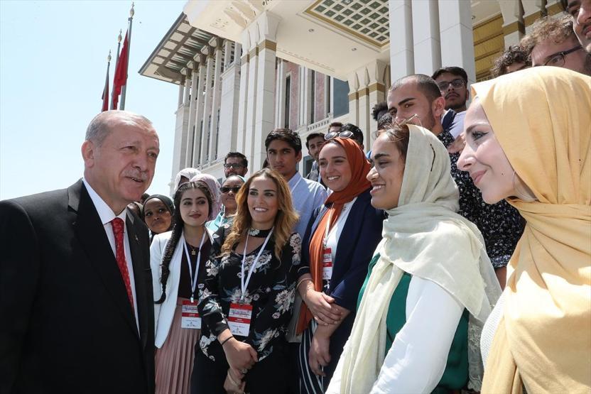 Cumhurbaşkanı Erdoğan Amerikalı ve Kanadalı öğrencileri kabul etti