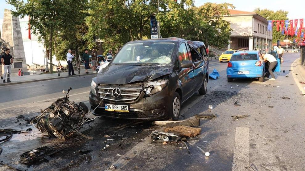 Beşiktaşta sabah saatlerinde feci kaza: Otomobilin motoru fırladı