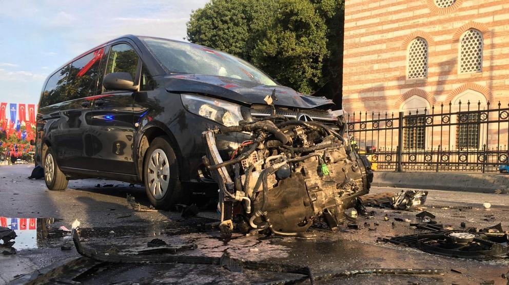 Beşiktaşta sabah saatlerinde feci kaza: Otomobilin motoru fırladı