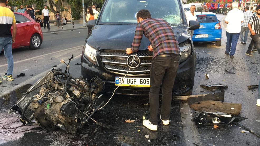Beşiktaşta sabah saatlerinde feci kaza: Otomobilin motoru fırladı