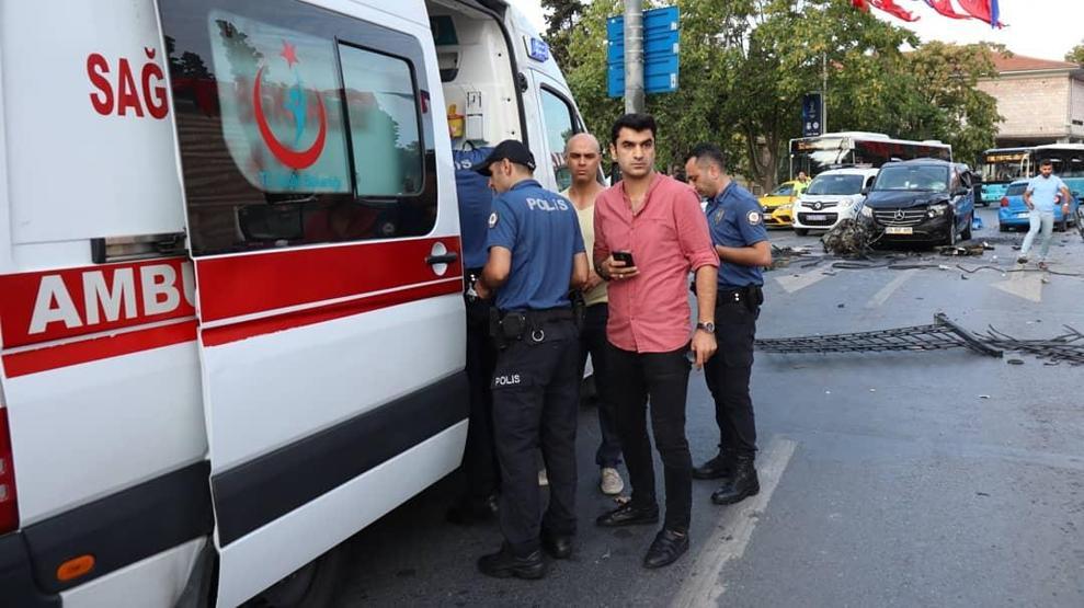 Beşiktaşta sabah saatlerinde feci kaza: Otomobilin motoru fırladı