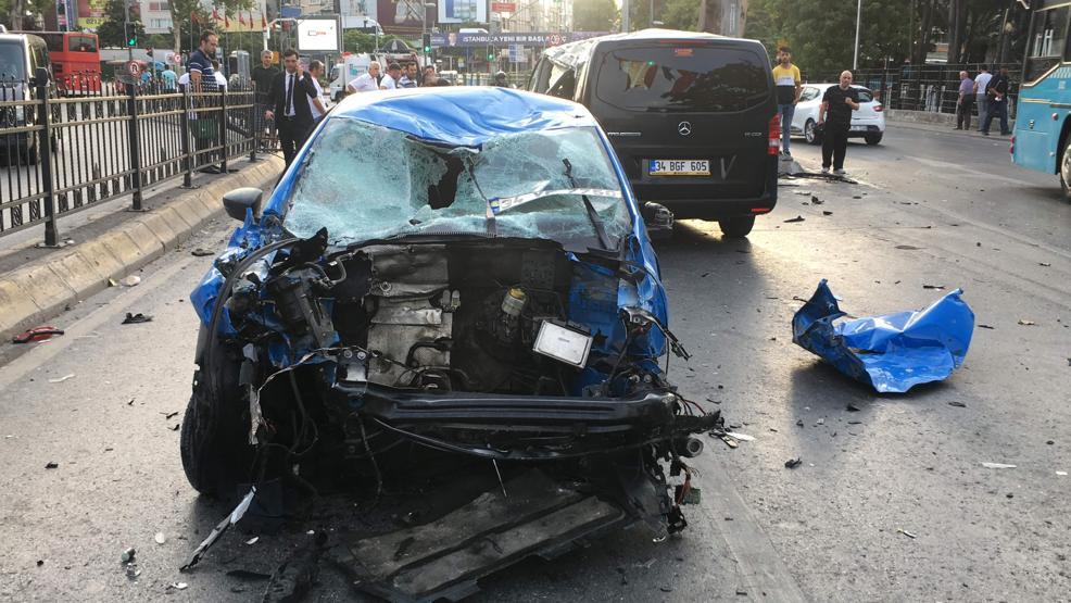 Beşiktaşta sabah saatlerinde feci kaza: Otomobilin motoru fırladı