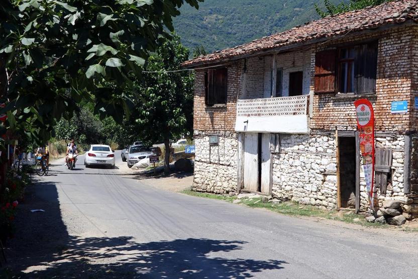 Uçmakdere güzelliğiyle ziyaretçilerini büyülüyor