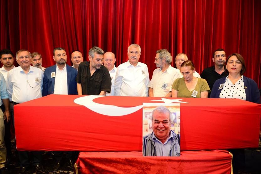 Ünlü oyuncu Cengiz Sezici, Adanada toprağa verildi