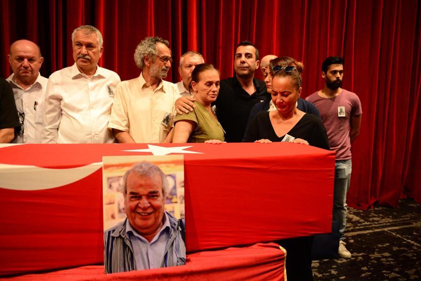 Ünlü oyuncu Cengiz Sezici, Adanada toprağa verildi
