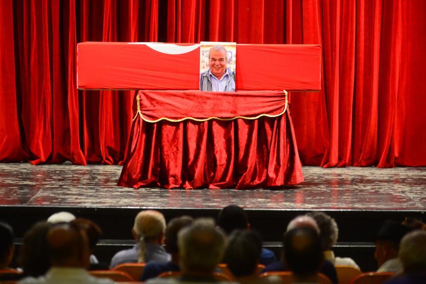 Ünlü oyuncu Cengiz Sezici, Adanada toprağa verildi