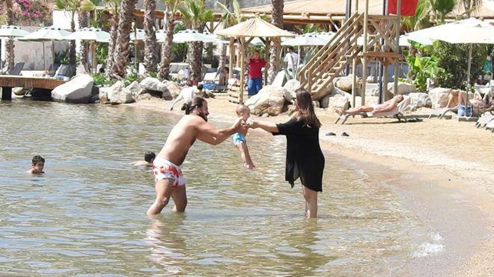 Hakan ve Gizem Hatipoğlu çiftinin kızı Lila denizle tanıştı