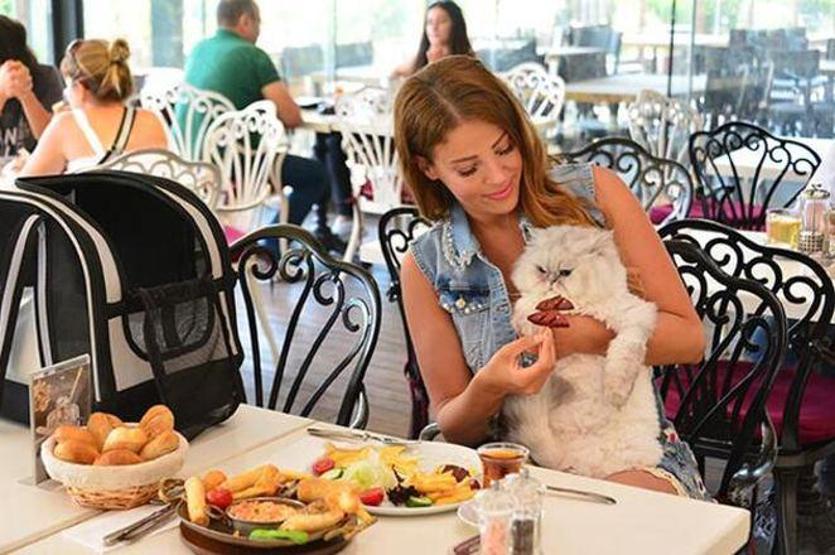 Esra Sönmezer kedisine sucuk yedirdi