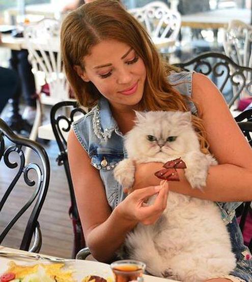 Esra Sönmezer kedisine sucuk yedirdi