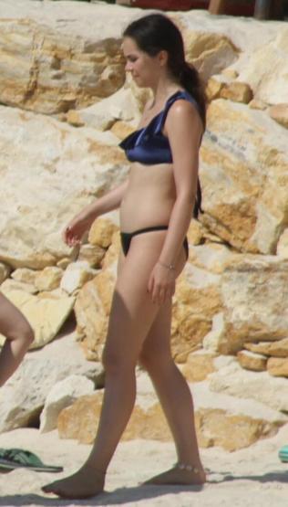 Güzel oyuncu Çeşmede tatilde