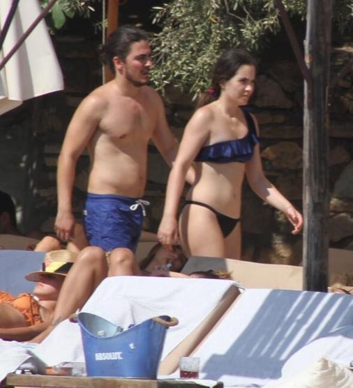Güzel oyuncu Çeşmede tatilde