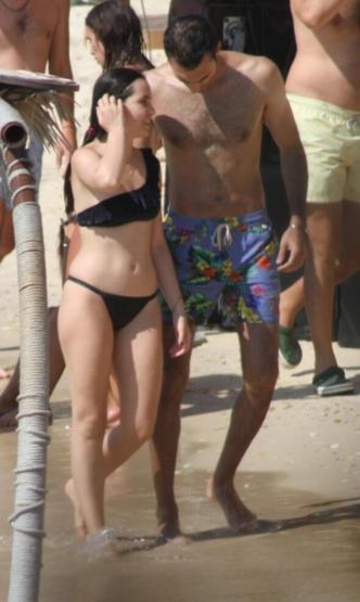 Güzel oyuncu Çeşmede tatilde