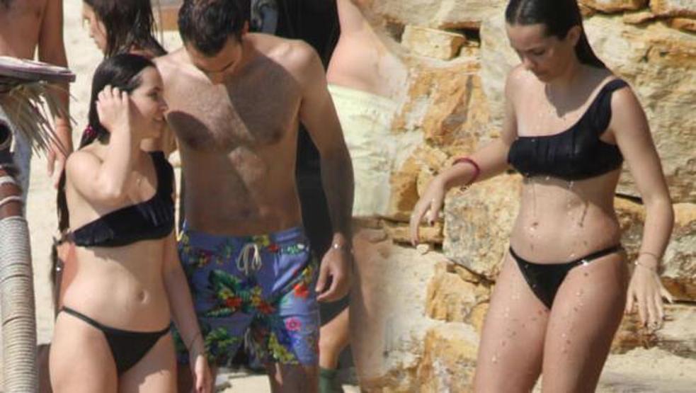 Güzel oyuncu Çeşmede tatilde