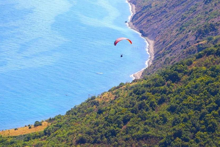 Tekirdağın yamaç paraşütü durağı Uçmakdere adrenalin severlerin gözdesi