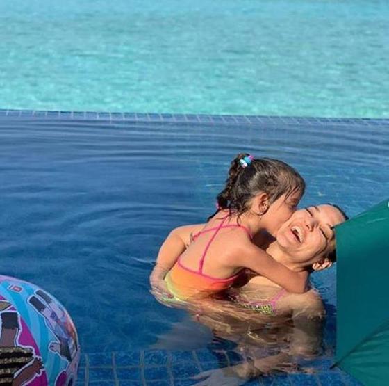 Demet Akalın köpeği için VIP araç kiraladı
