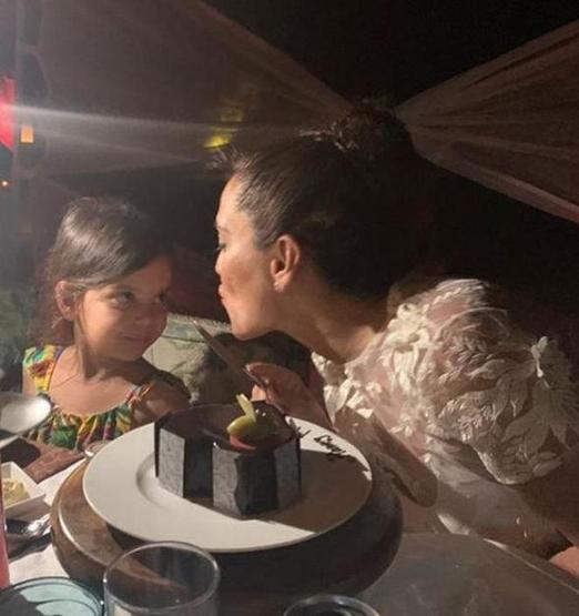 Demet Akalın köpeği için VIP araç kiraladı