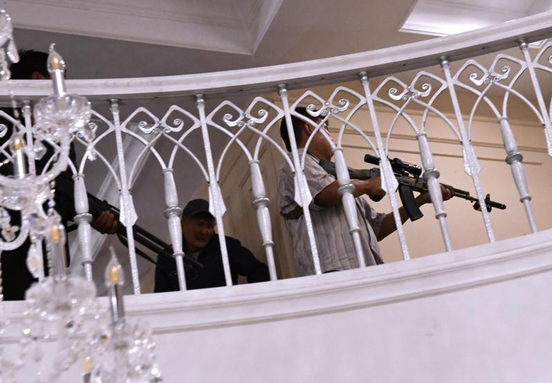 Eski Kırgızistan Cumhurbaşkanı Atambayevin evine polis operasyonu: Ortalık karıştı