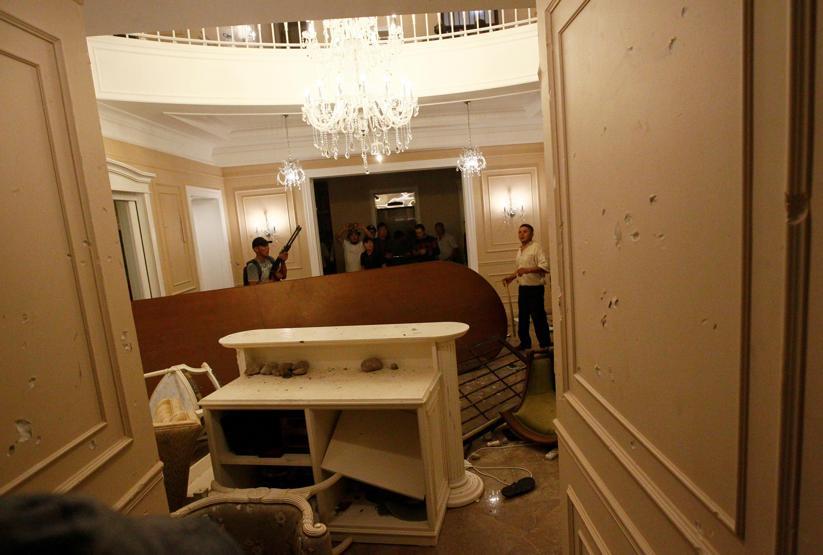 Eski Kırgızistan Cumhurbaşkanı Atambayevin evine polis operasyonu: Ortalık karıştı
