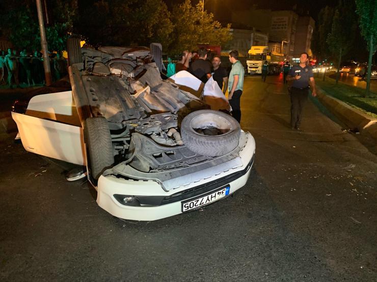 İstanbulda feci kaza Takla atan otomobil bir aracın üstüne düştü