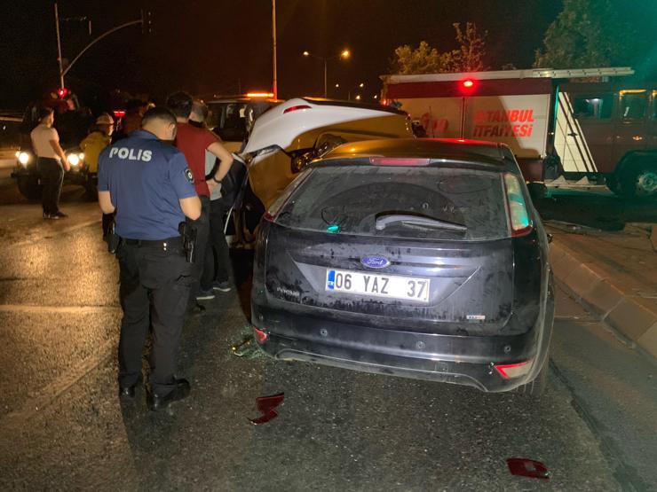 İstanbulda feci kaza Takla atan otomobil bir aracın üstüne düştü