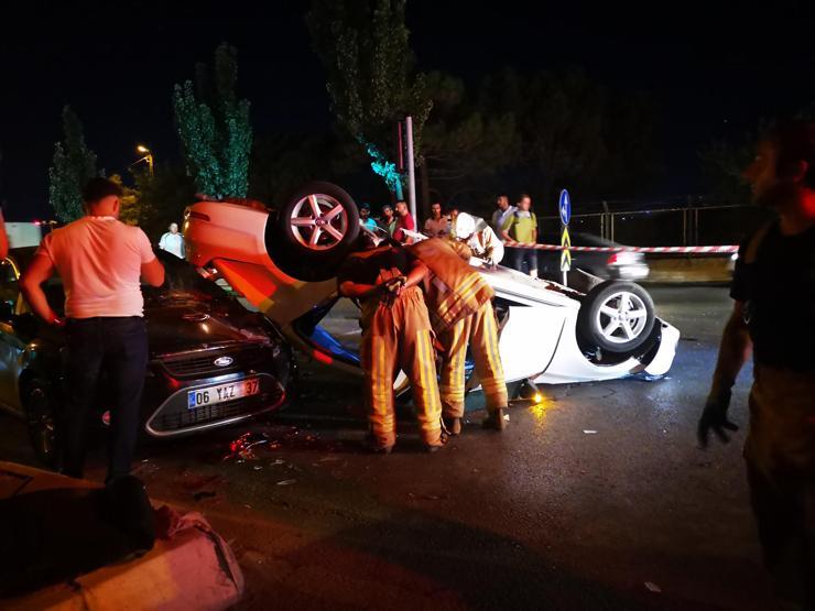 İstanbulda feci kaza Takla atan otomobil bir aracın üstüne düştü