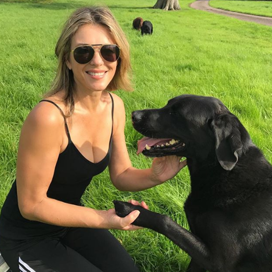 Elizabeth Hurley havuz pozuyla olay oldu