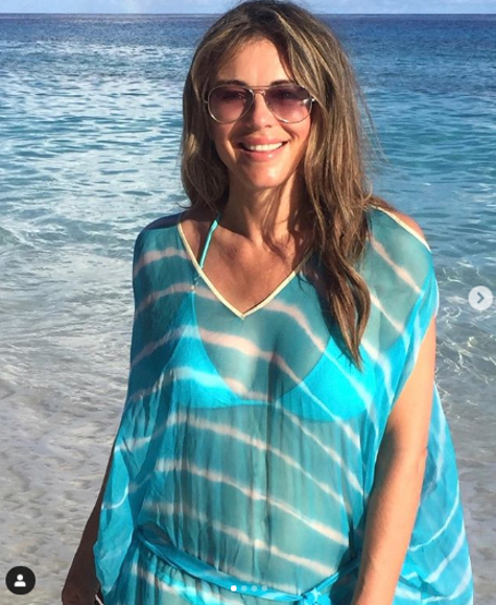 Elizabeth Hurley havuz pozuyla olay oldu