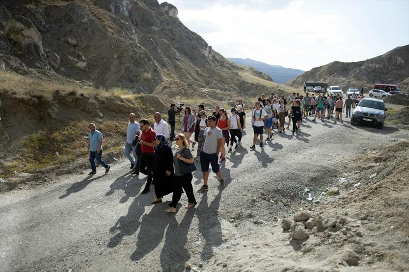 Iğdırdaki Tuz Dağına yabancı turist akını... Tanıtımlarla ilçemizi duymayan kalmayacak